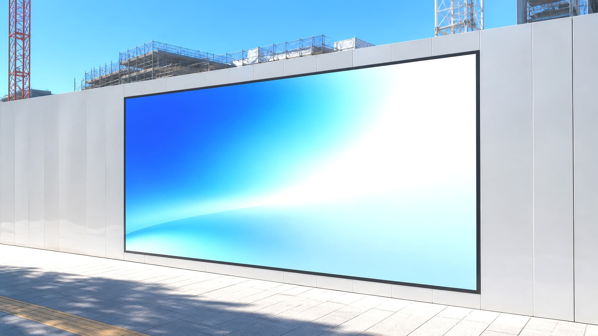 仮囲いに設置された屋外用デジタルサイネージ