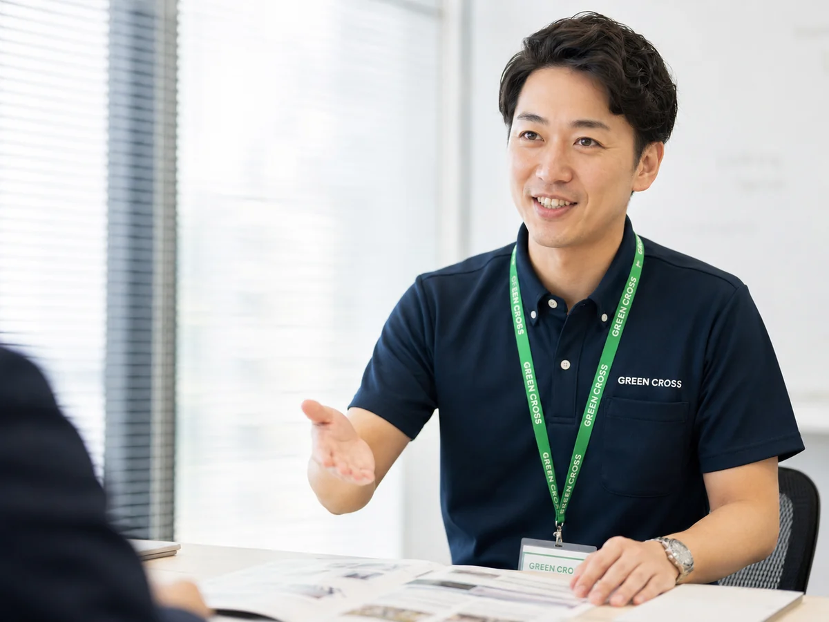 現場の安全対策について打ち合わせるグリーンクロスの営業担当