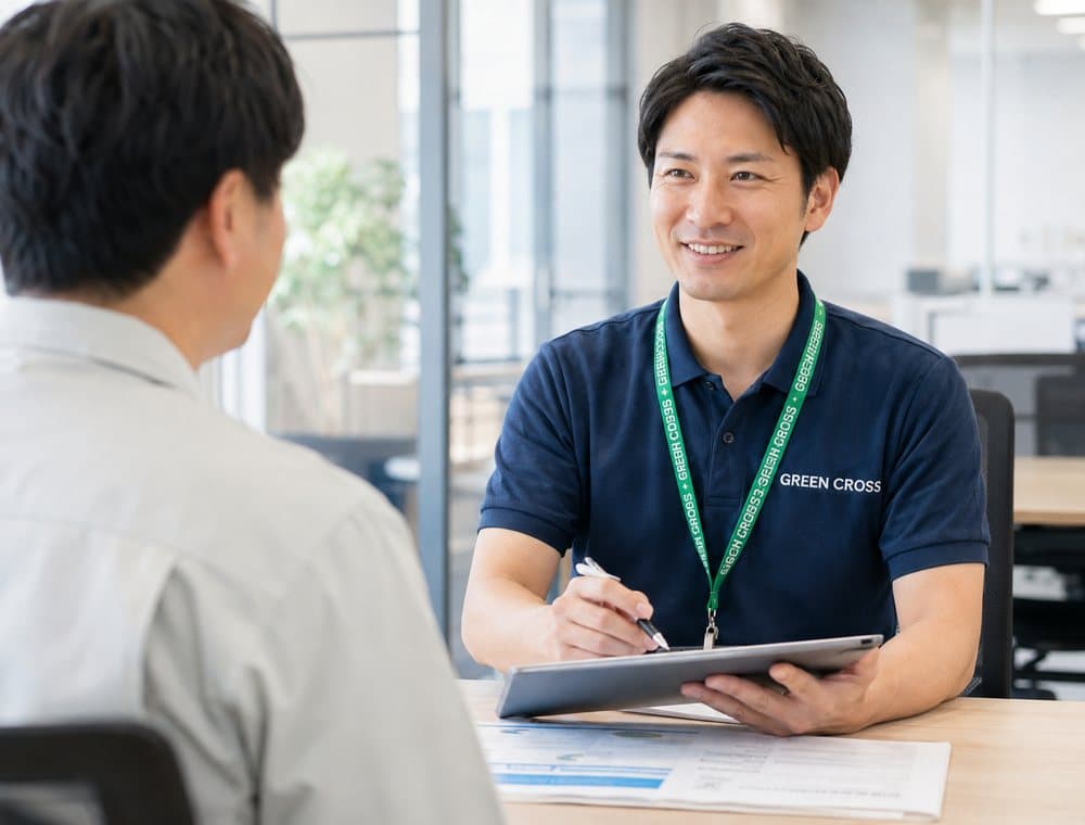 オフィスでお客様の相談を受けるグリーンクロスの担当者