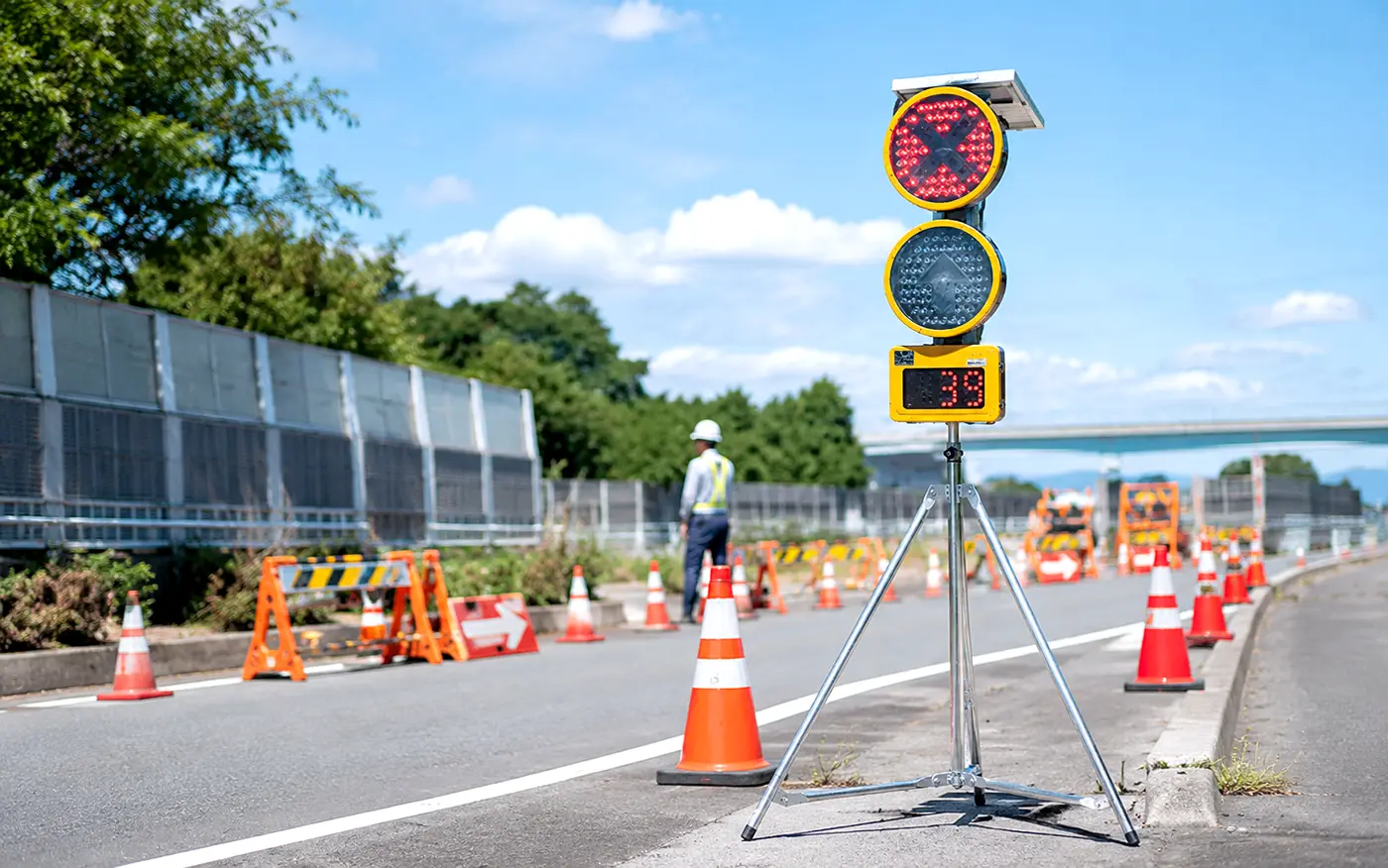 道路工事現場に設置されたGPSソーラー式の仮設信号機